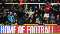 Seperti Pogba, performa Marcus Rashford turut mengilap bersama Solskjaer. Rashford terlihat lebih percaya diri saat menggiring bola dalam beberapa pertandingan terakhir. Meskipun usianya masih 21 tahun, Rashford dengan berani menyandang nomor 10 di MU. Kecepatan, kelincahan, dan skill-nya adalah mimpi buruk bagi bek-bek lawan. Foto: Lee Smith/Actions Images via Reuters