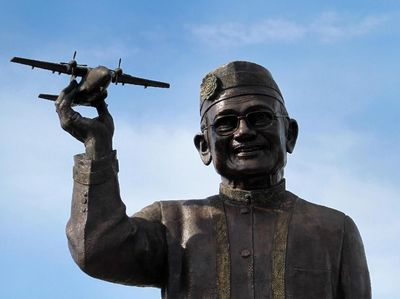 Patung Raksasa BJ Habibie Senilai Rp 1 M Mejeng di Gorontalo