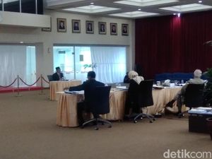 Calon Hakim Agung Dicecar KY soal Beri Gratifikasi Kain Batik Calon Hakim Agung Dicecar KY soal Beri Gratifikasi Kain Batik