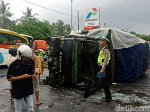Bus Vs Truk di Banyuwangi, Tiga Orang Luka