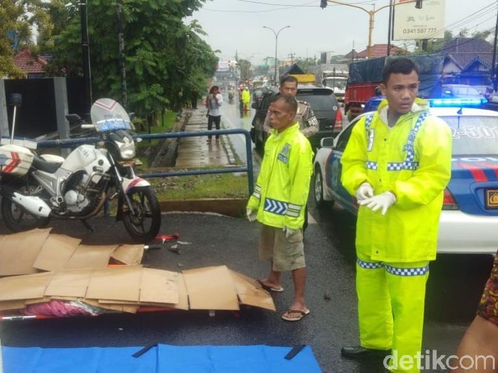 Motor Diseruduk Mobil, Pasutri Jatuh Lalu Tewas Terlindas Truk Motor Diseruduk Mobil, Pasutri Jatuh Lalu Tewas Terlindas Truk