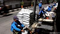 Sudin SDA Jakbar Angkut Ratusan Karung Lumpur di Jalan KS Tubun
