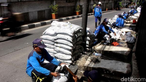 Sudin SDA Jakbar Angkut Ratusan Karung Lumpur di Jalan KS Tubun