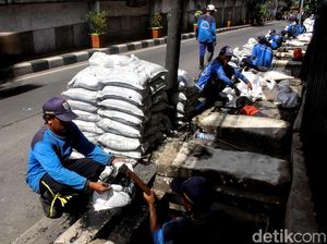 Sudin SDA Jakbar Angkut Ratusan Karung Lumpur di Jalan KS Tubun