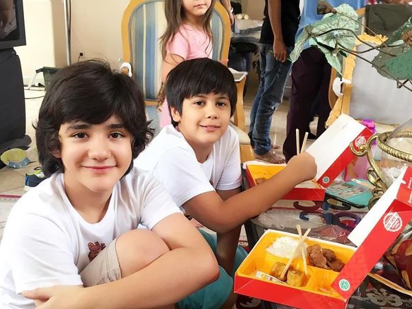 Gantengnya Emiliano Cortizo Saat Sedang Cicip Makanan Enak