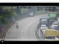 Kocak! Dishub Bandung Tegur Pemotor Tanpa Helm Malah Masuk Tol