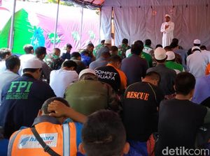 Relawan Longsor Kampung Adat Salat Jumat di Tenda Darurat Relawan Longsor Kampung Adat Salat Jumat di Tenda Darurat