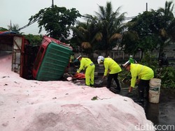 Sopir Ngantuk, Truk Muat Pupuk Urea Tabrak Trotoar Lalu Terguling