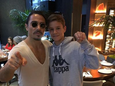 Foto Makanan ala Romeo Beckham dan Momennya Bareng Salt Bae