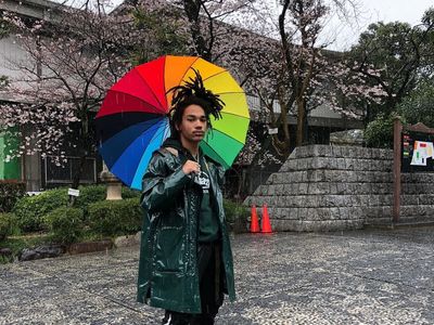 Foto: Gaya Liburan Pacarnya Kourtney Kardashian, Luka Sabbat