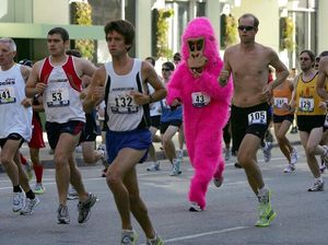 Gorila Pink dan Penampakan Unik Lainnya Saat Lomba Lari