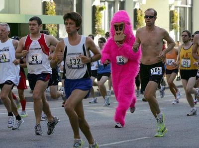 Gorila Pink dan Penampakan Unik Lainnya Saat Lomba Lari