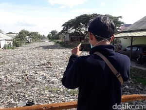 Soal Sampah Menumpuk di Kali, Pemkab Bekasi: Warga Bantu Juga Dong