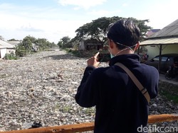 Soal Sampah Menumpuk di Kali, Pemkab Bekasi: Warga Bantu Juga Dong