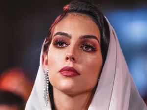 Gaya Kekasih Ronaldo Georgina Rodriguez Pakai Kerudung Di Dubai Gaya Kekasih Ronaldo Georgina Rodriguez Pakai Kerudung Di Dubai