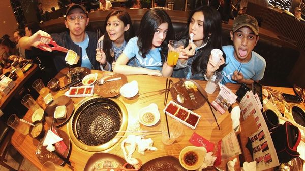 Keseruan Yoriko Angeline Saat Makan Bareng Pemain Dilan 1990