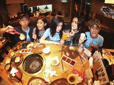 Keseruan Yoriko Angeline Saat Makan Bareng Pemain Dilan 1990