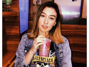 Ini Natasha, Adik Kimberly Ryder yang Hobi Pose Seru dengan Minuman