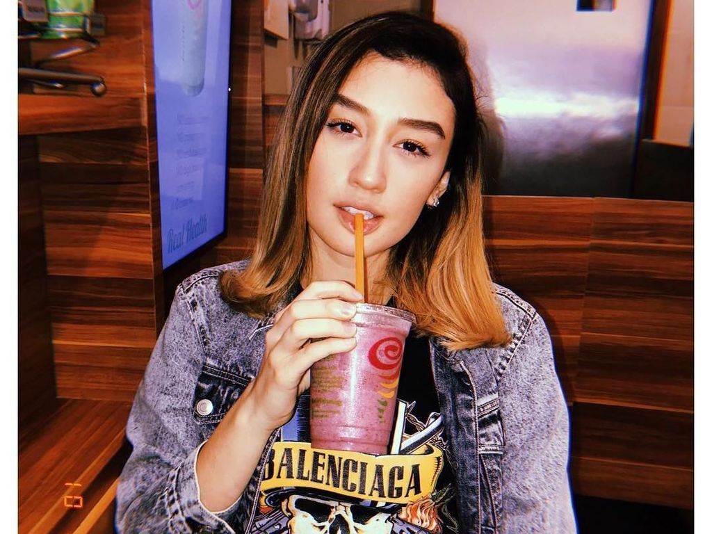 Ini Natasha, Adik Kimberly Ryder yang Hobi Pose Seru dengan Minuman Ini Natasha, Adik Kimberly Ryder yang Hobi Pose Seru dengan Minuman