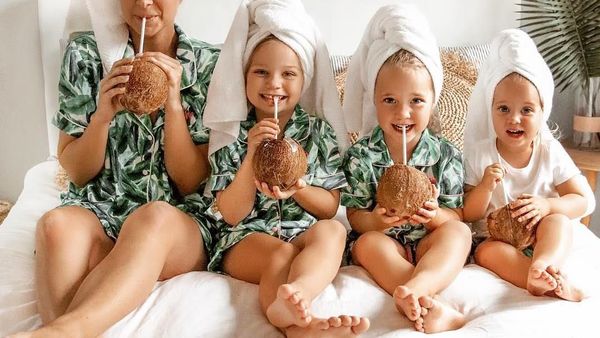 Seru Banget! Ibu Ini Ajak 3 Anaknya Berpose Unik Bersama Makanan