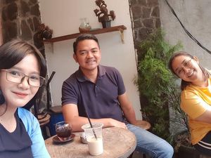 Gaya  Seru Caleg Cantik Milly Syafiq Saat Masak dan Berpose  Bareng Kerupuk