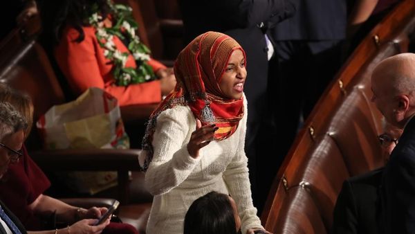 Gaya Ilhan Omar Jadi Hijabers Pertama di Pelantikan Kongres AS