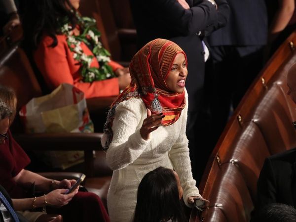 Gaya Ilhan Omar Jadi Hijabers Pertama di Pelantikan Kongres AS
