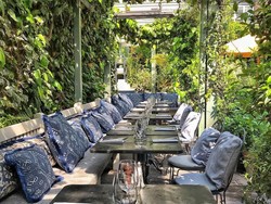 Liburan, Nikita Willy Mampir Makan Dessert di The Ivy Chelsea Garden