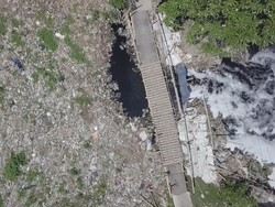 Melihat dari Langit Sungai Sampah di Bekasi