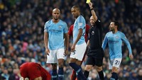 Pelanggaran keras Vincent Kompany ada Mohamed Salah cuma berbuah kartu kuning. Keputusan wasit ini yang diprotes Juergen Klopp. (Foto: Phil Noble/Reuters)