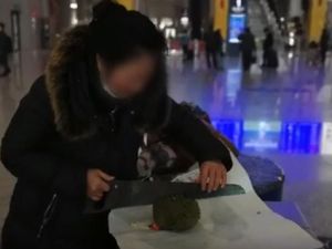 Ditampar Durian hingga Gergaji Durian, Ini 5 Kisah Unik Durian yang Viral Ditampar Durian hingga Gergaji Durian, Ini 5 Kisah Unik Durian yang Viral