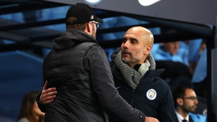 MANCHESTER, ENGLAND - JANUARY 03: Jurgen Klopp, Manager of Liverpool shakes hands with Josep Guardiola, Manager of Manchester City prior to the Premier League match between Manchester City and Liverpool FC at the Etihad Stadium on January 3, 2019 in Manchester, United Kingdom.  (Photo by Clive Brunskill/Getty Images)