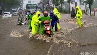Hujan Deras Jalur Malang-Surabaya Terendam Banjir