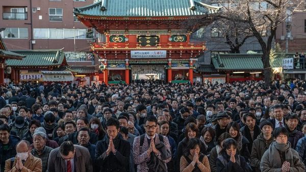 Ribuan Warga Jepang Berdoa di Hari Pertama Kerja Awal Tahun