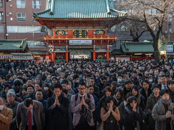 Ribuan Warga Jepang Berdoa di Hari Pertama Kerja Awal Tahun