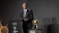 Ronaldo terpilih usai mengungguli Antoine Griezmann dan Kylian Mbappe. Ini jadi kesuksesan ketiga secara beruntun untuk Ronaldo. Foto: Fabio FERRARI / La Presse / AFP