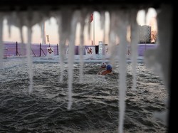 Sensasi Berenang di Bawah Suhu Minus 35 Derajat Celcius