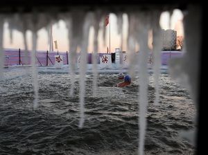 Sensasi Berenang di Bawah Suhu Minus 35 Derajat Celcius Sensasi Berenang di Bawah Suhu Minus 35 Derajat Celcius