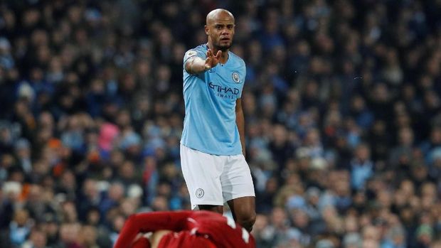 Vincent Kompany melakukan tekel dua kaki kepada Mohamed Salah untuk mengantisipasi kehilangan penguasaan bola.