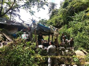 Polisi-Satpol PP Bogor Bongkar Gubug Penambang Emas Ilegal