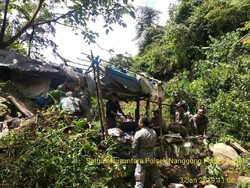 Polisi-Satpol PP Bogor Bongkar Gubug Penambang Emas Ilegal