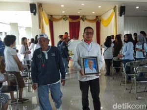 Ayah Didik Nini Thowok Telah Dimakamkan Ayah Didik Nini Thowok Telah Dimakamkan