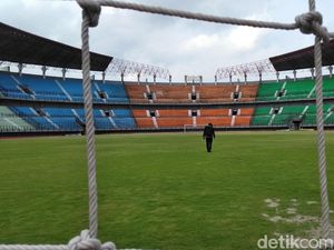 Bu Risma, Ayo Nonton Langsung Persebaya di Stadion GBT