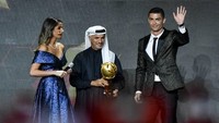 Tak cuma satu, Ronaldo membawa pulang dua penghargaan. Satu lagi adalah Fans Award. Foto: Marco ALPOZZI / La Presse / AFP