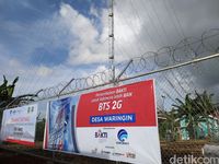 Warga Pulau Morotai Berkumpul Cari Sinyal Internetan 