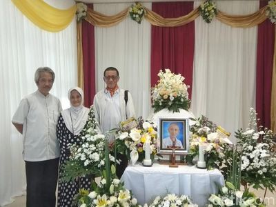 Suasana Duka Selimuti Kepergian Ayah Didik Nini Thowok