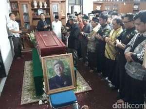Kedatangan Jenazah Paman Jokowi di Sukoharjo Disambut Tangis Keluarga