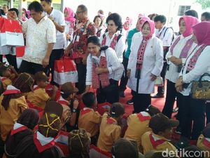 Ibu Negara Ajarkan Gerakan Cuci Tangan ke Siswa PAUD di Aceh