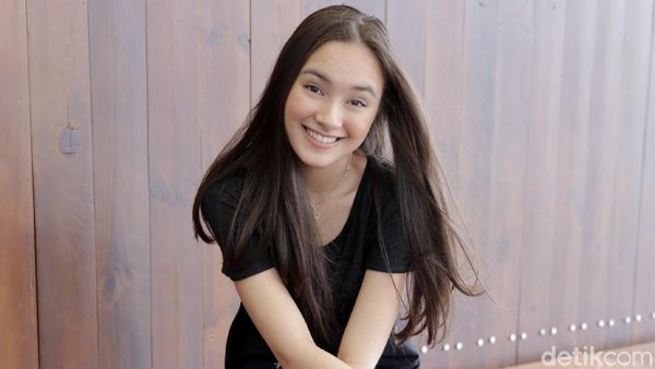 Senyum Manis Caitliin Halderman