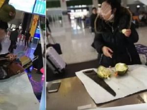 Kocak! Wanita Ini Belah Durian Pakai Gergaji di Dalam Stasiun Kereta
